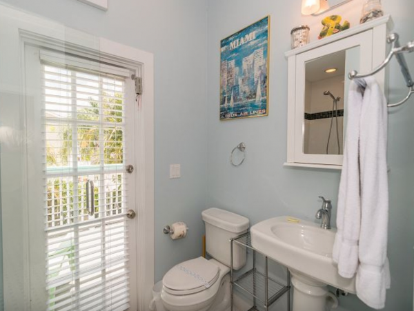 Newly remodeled 3 bed private pool Anna Maria Cottage STEPS TO THE BEACH!